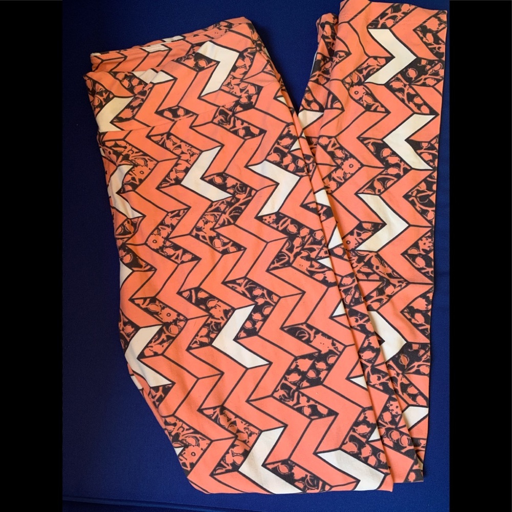 LULAROE PINK & WHITE CHEVRON BNWT LEGGINGS. CUTE😍